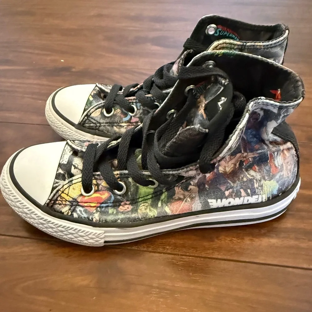 Converse Chuck Taylor All Star Justice League High Top Youth Size 1 Comic Print‎